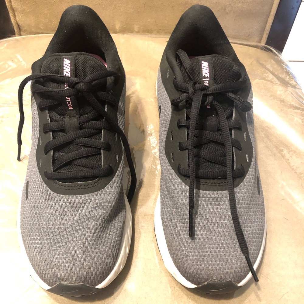 Nike 🥳HP🥳Revolution Grey & Black colored Sneakers, Size 8 - Picture 2 of 11